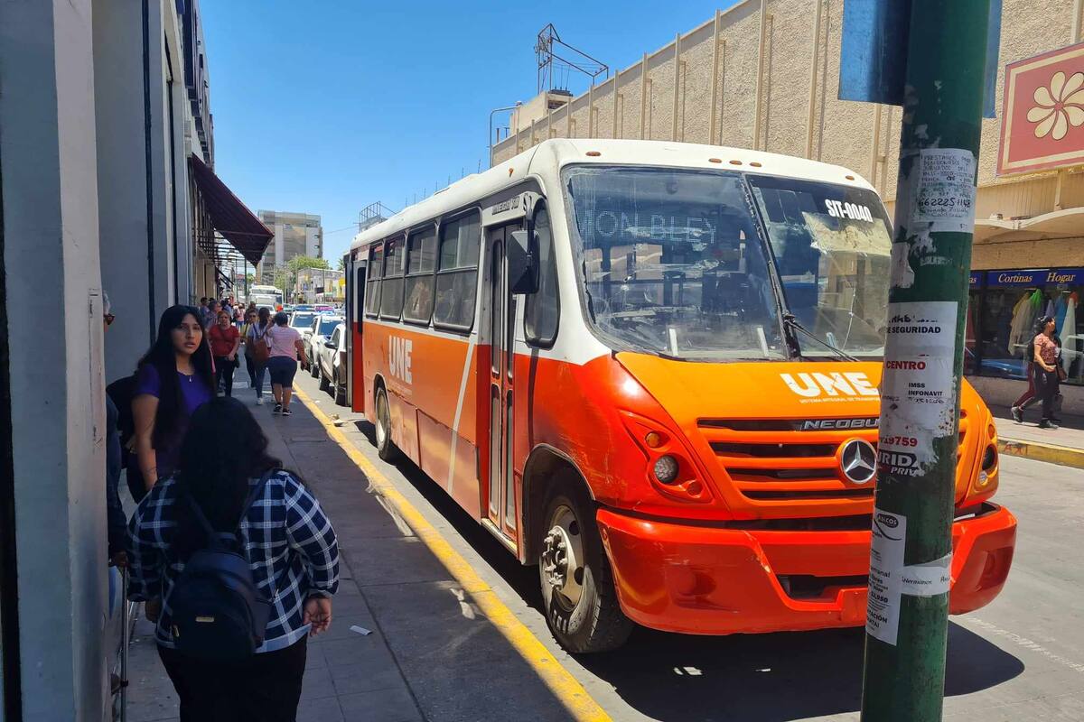 Arrestan a hombre por tocar indebidamente a pasajera en camión