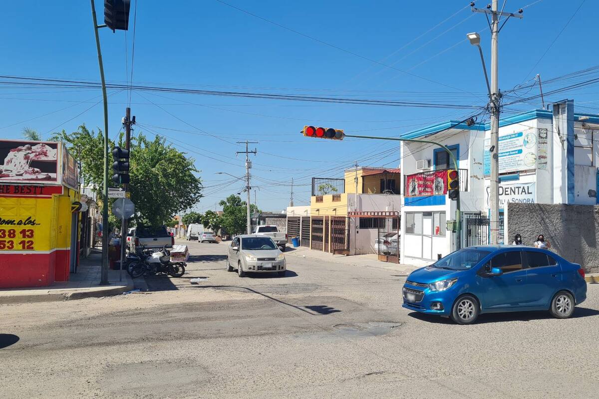 Ignoran semáforo en cruce de Reyes y Rebeico en Hermosillo