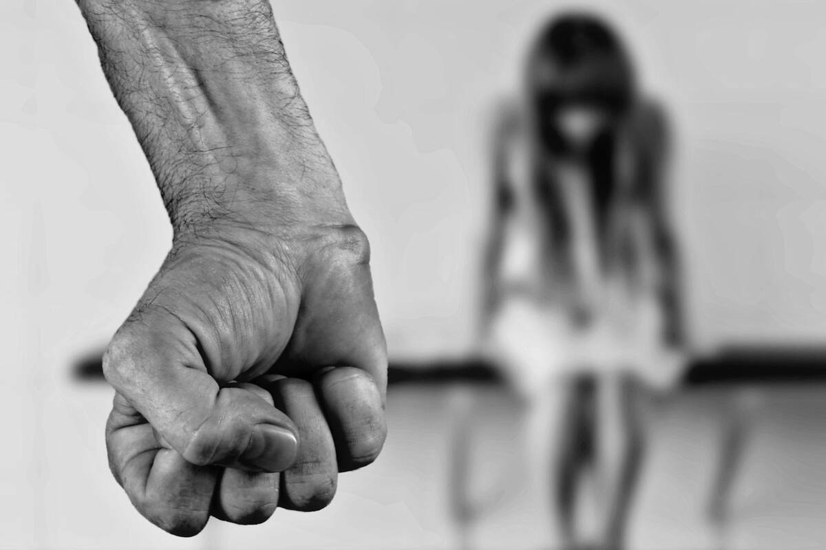 Joven agredida por hombre tras defender a otras dos personas
