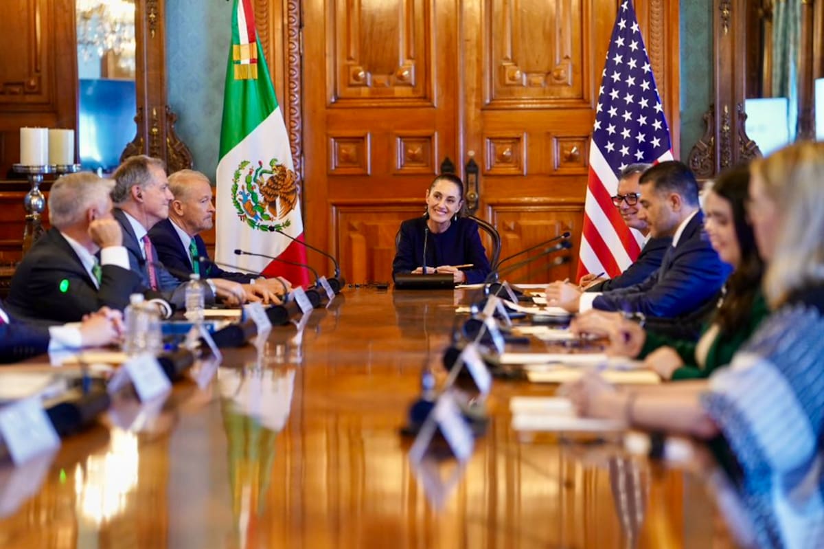 La presidenta Claudia Sheinbaum se reunió con una delegación bipartidista del Congreso de Estados Unidos, acompañada por el embajador Ronald Johnson.