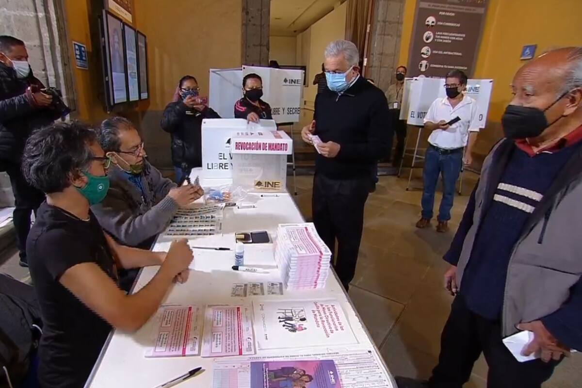 AMLO vota en consulta de Revocación de Mandato