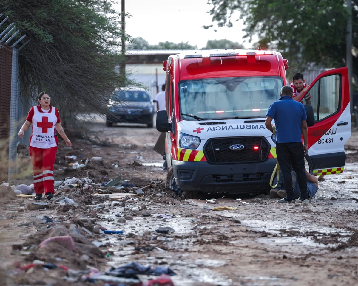 Ciudadanos ayudaron a liberar una ambulancia de la Cruz Roja que quedó atascada en el lodo cuando acudía a atender una emergencia en la colonia El Paraíso. Foto: Javier Gallegos.