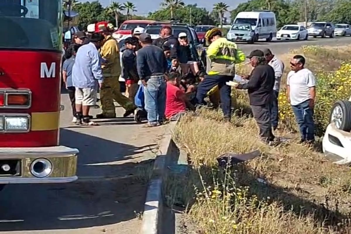 Siete lesionados, entre ellos dos menores, tras volcadura en la carretera a La Bufadora