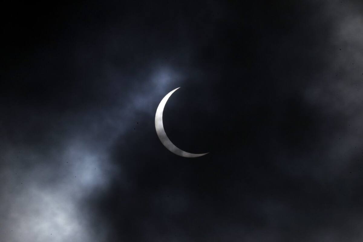 Las impactantes imágenes del eclipse solar que oscureció el cielo en Medio Oriente, África y Asia