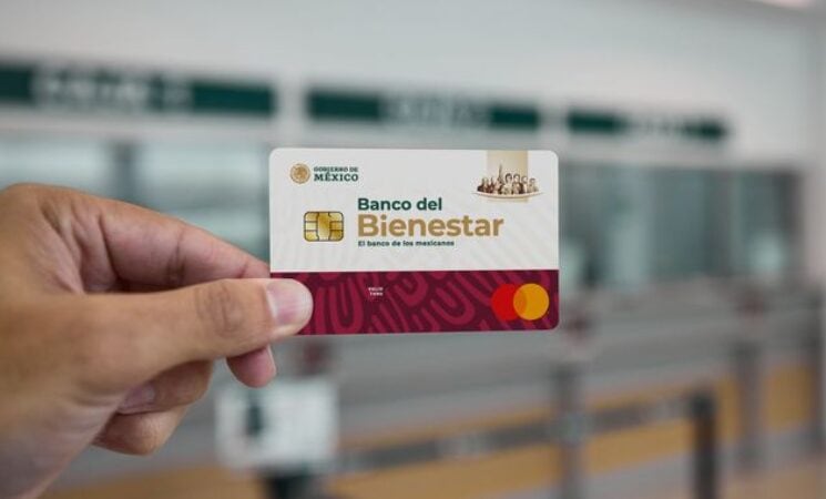 La Tarjeta de Bienestar puede usarse como cualquier otra para pagar en los comercios en los que se acepte este método de pago. | Foto: Gobierno de México