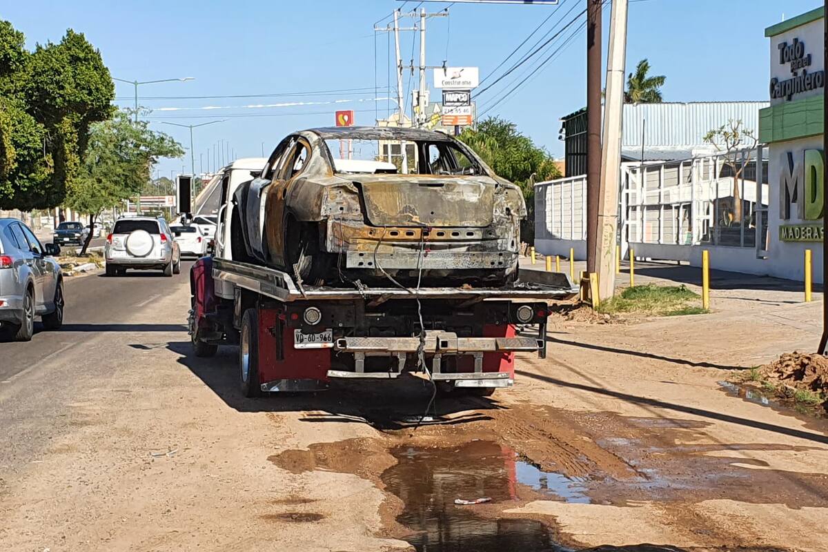 Llamas consumen auto tras aparatoso incendio en bulevar García Morales
