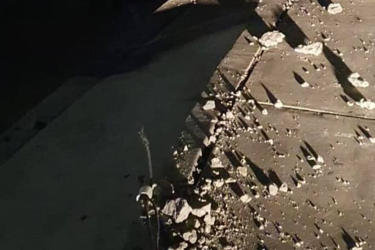 Conductor pierde el control de su vehículo y choca contra un poste de alumbrado público