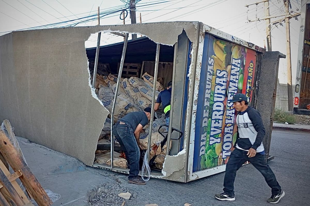 Volcadura de camión provoca cierre vehicular