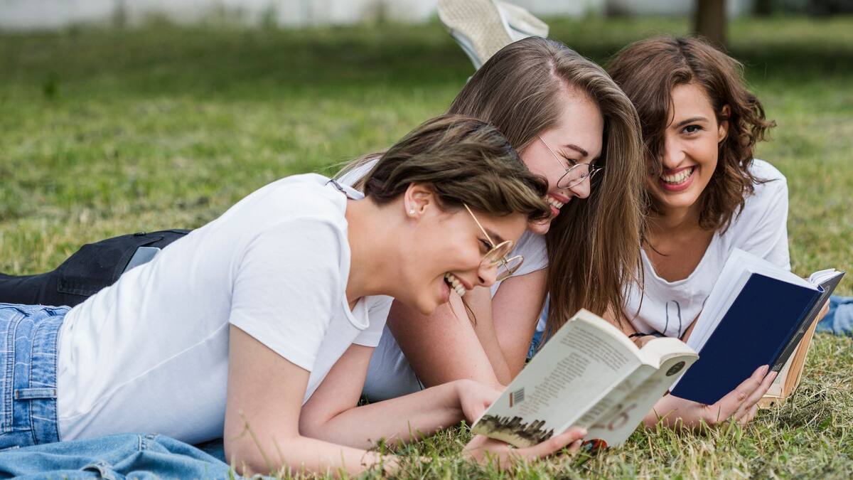 El fenómeno de las “Reading Parties” llega a España: así son los encuentros donde está prohibido el móvil para recuperar la concentración y fomentar la salud mental mediante libros