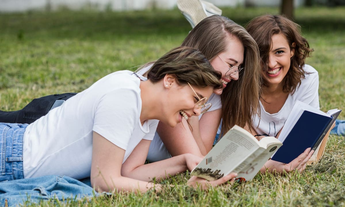 El fenómeno de las “Reading Parties” llega a España: así son los encuentros donde está prohibido el móvil para recuperar la concentración y fomentar la salud mental mediante libros | Magnific
