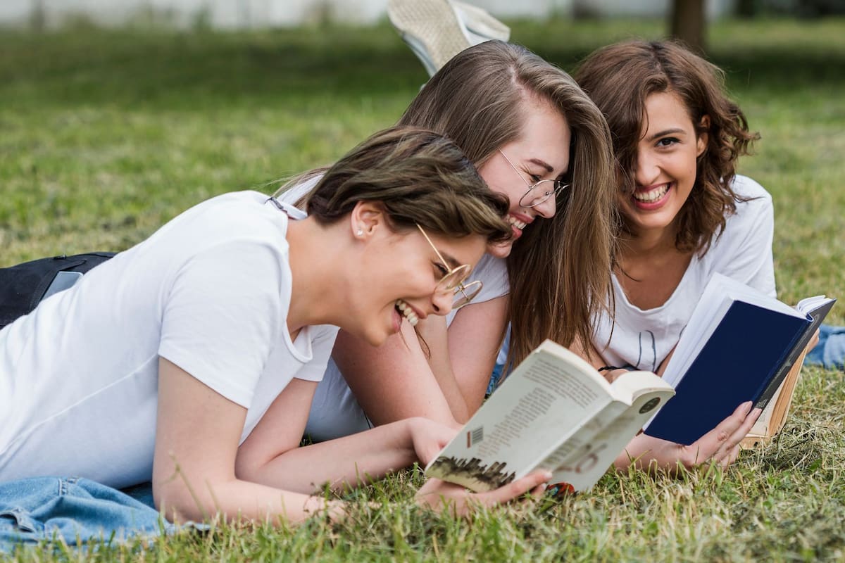 El fenómeno de las “Reading Parties” llega a España: así son los encuentros donde está prohibido el móvil para recuperar la concentración y fomentar la salud mental mediante libros