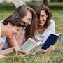 El fenómeno de las “Reading Parties” llega a España: así son los encuentros donde está prohibido el móvil para recuperar la concentración y fomentar la salud mental mediante libros