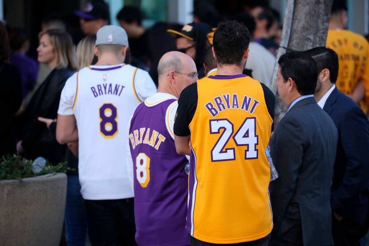 Grandes atletas de todos los deportes asisten a memorial de Kobe Bryant