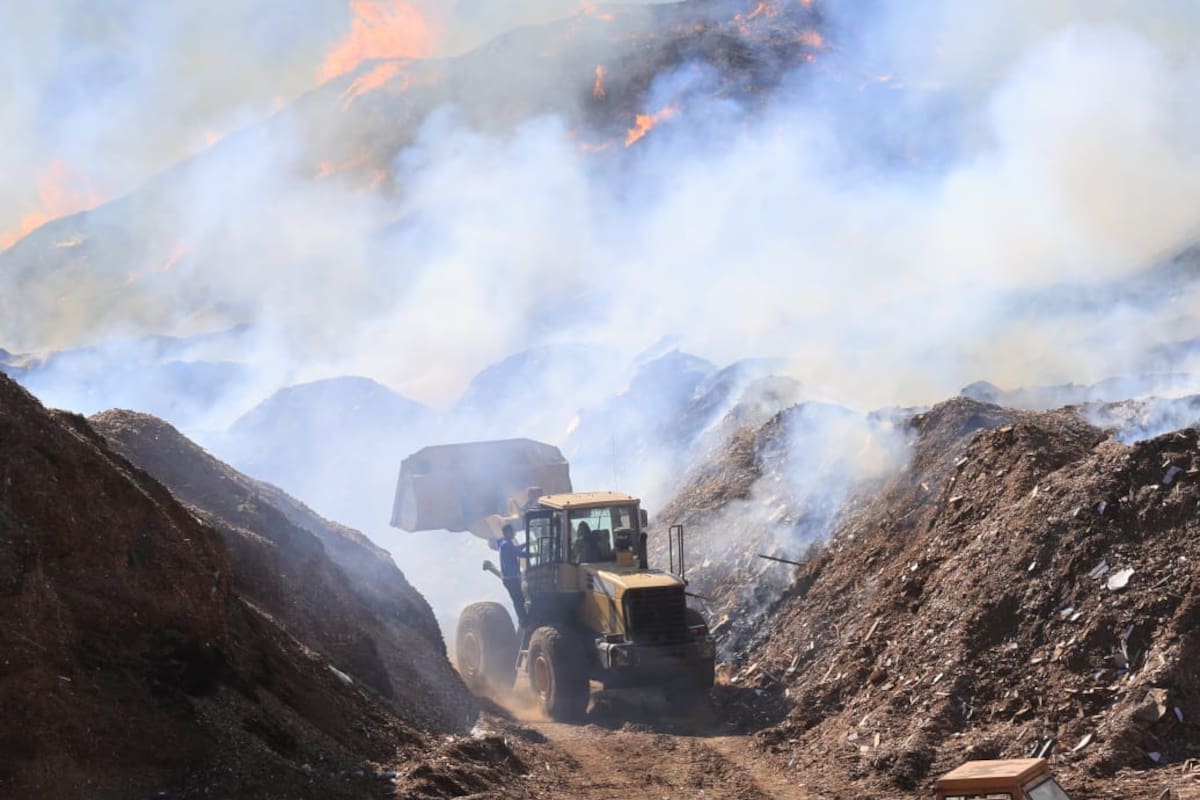 Las ráfagas de aire provocadas por la condición Santa Ana, y el reciente desabastecimiento de agua generó retrasos al inicio de las labores. Foto: Sergio Ortiz
