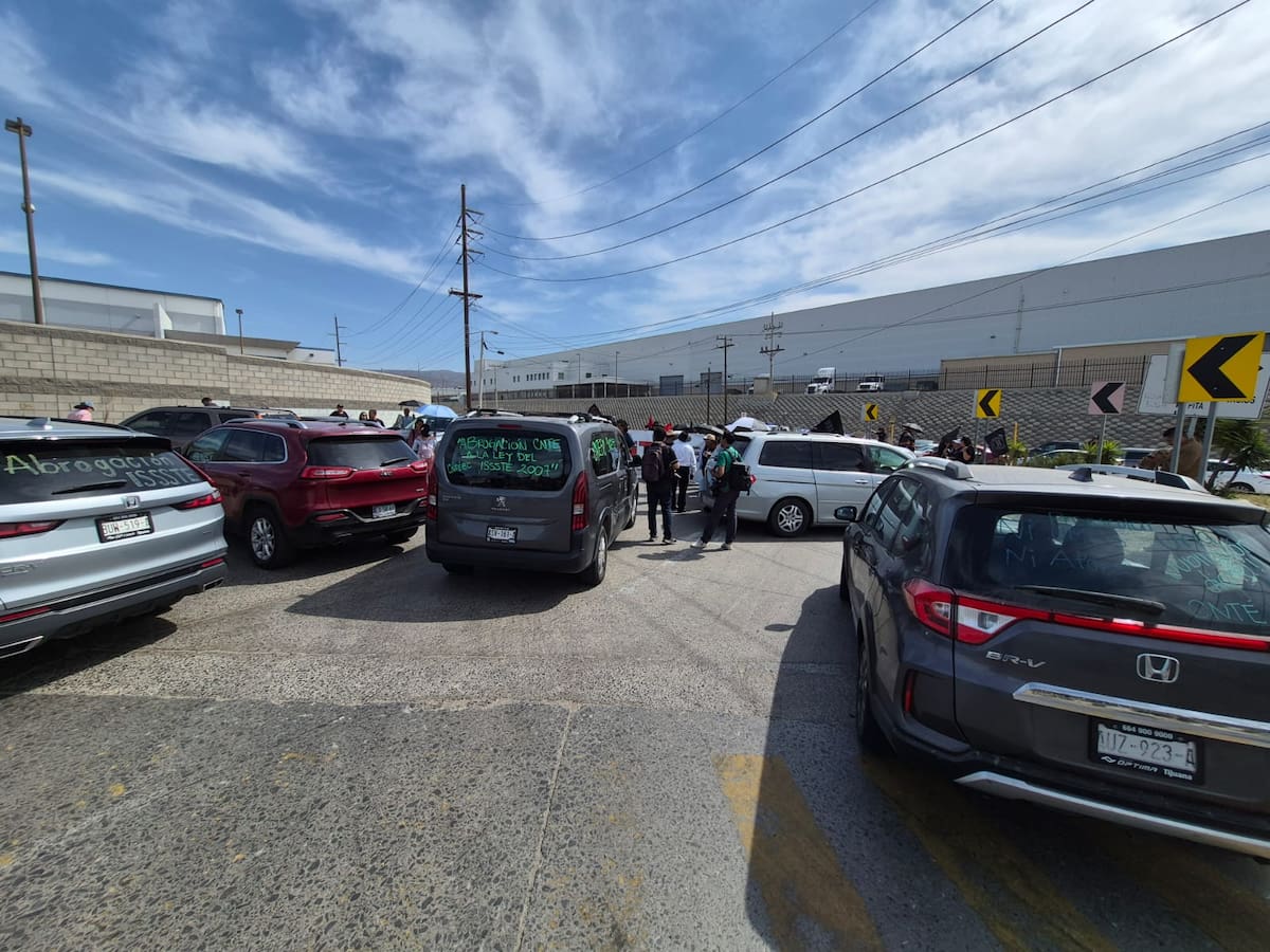 Maestros de la CNTE cerraron el acceso a la garita de exportación de Otay, afectando el cruce de carga y operaciones comerciales entre Tijuana y Estados Unidos. Foto: Sergio Ortiz