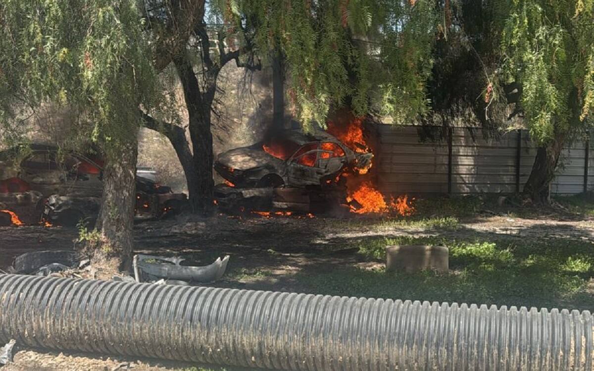 Un incendio en un terreno con grúas dejó daños en ocho autos.