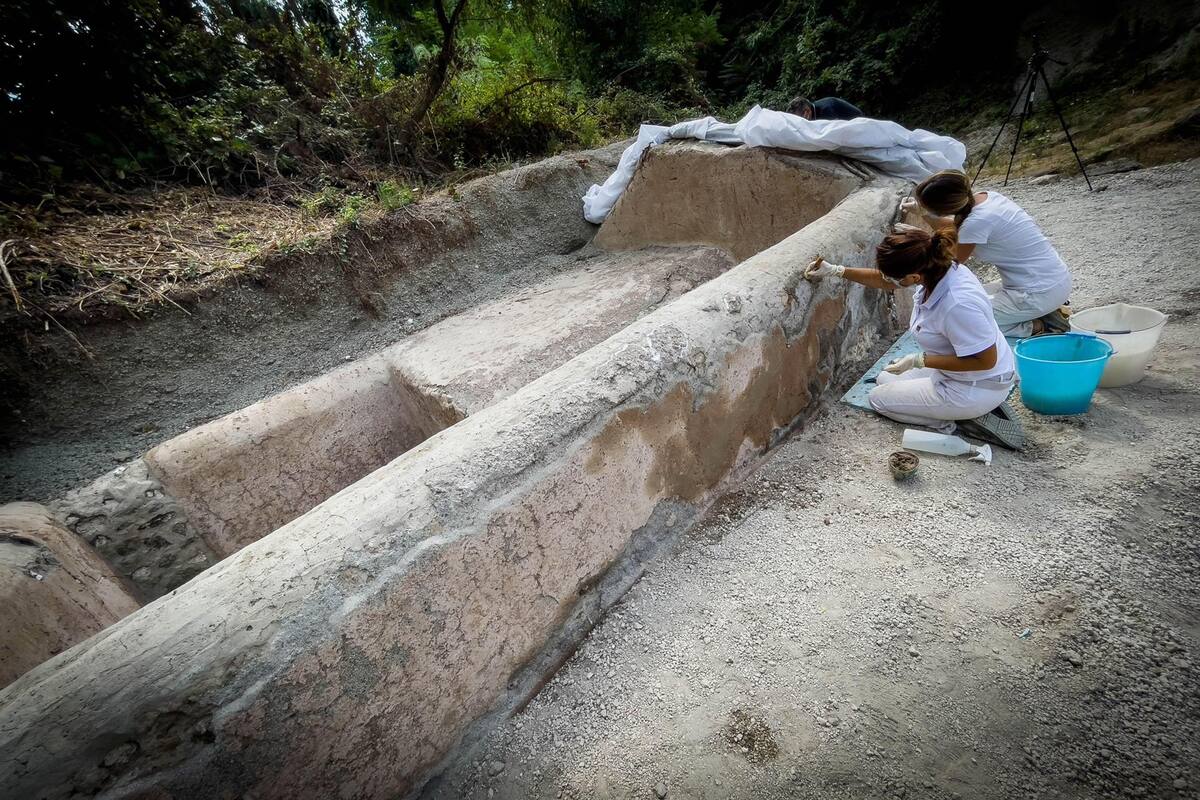 Hallan una tumba con un cuerpo momificado en Pompeya
