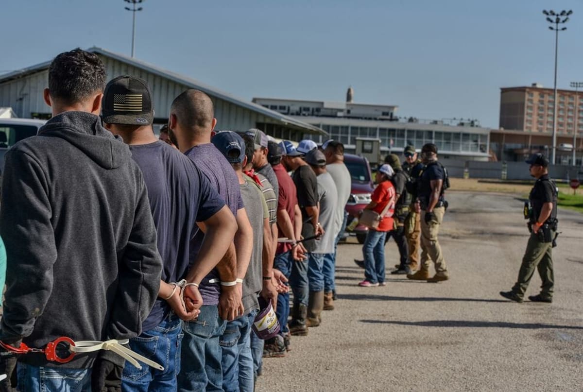 ICE detiene a 84 migrantes en redada masiva en hipódromo de Luisianan, La., on Wednesday, June 18, 2025. (U.S. Immigration and Customs Enforcement via AP)