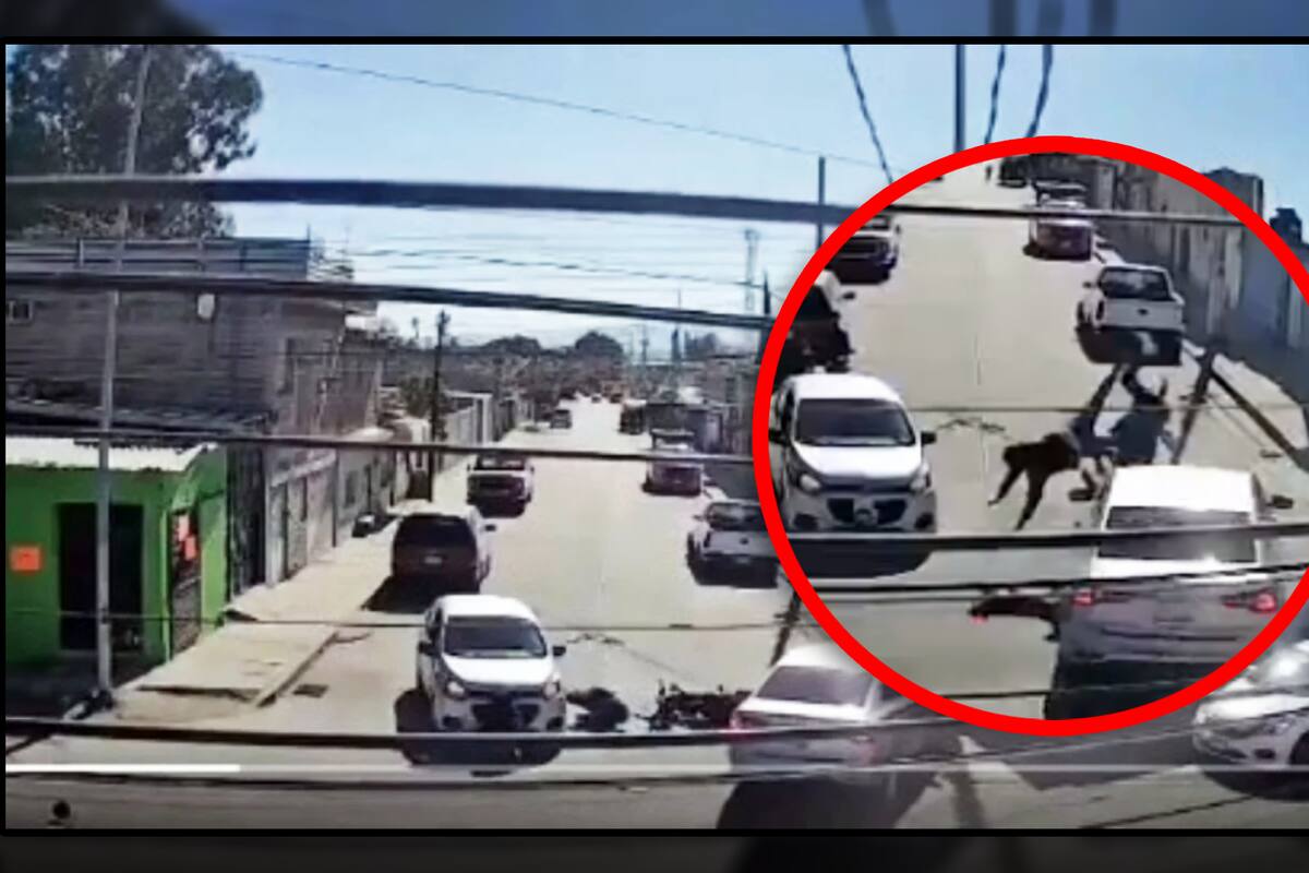 VIDEO: Carro lanza volando a dos motociclistas en Celaya; iban manejando a alta velocidad