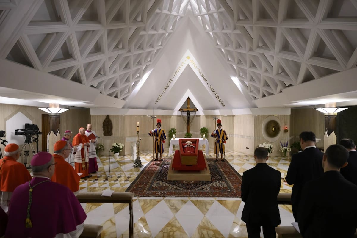 Este espacio es privado y ha sido reservado para las primeras oraciones en su memoria. Foto: Vaticano vía AP