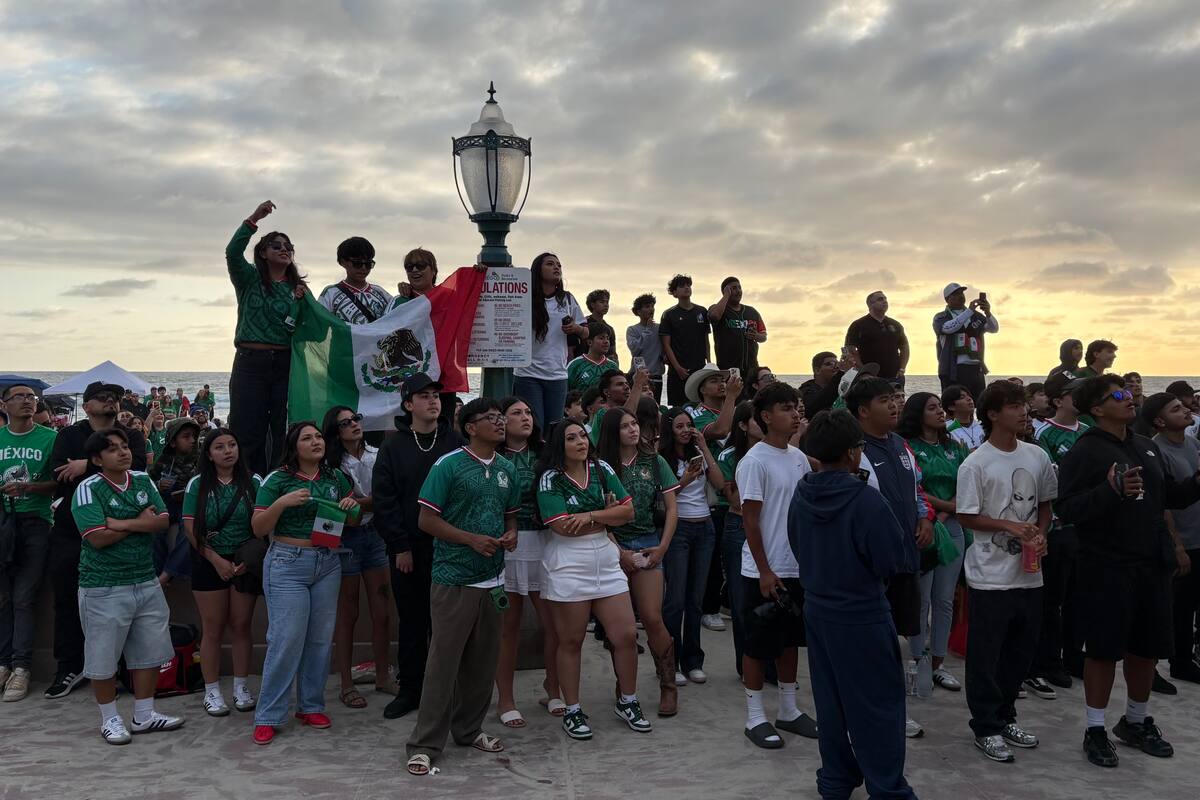 Miles disfrutan de partido de México vs Ecuador desde playa de San Diego