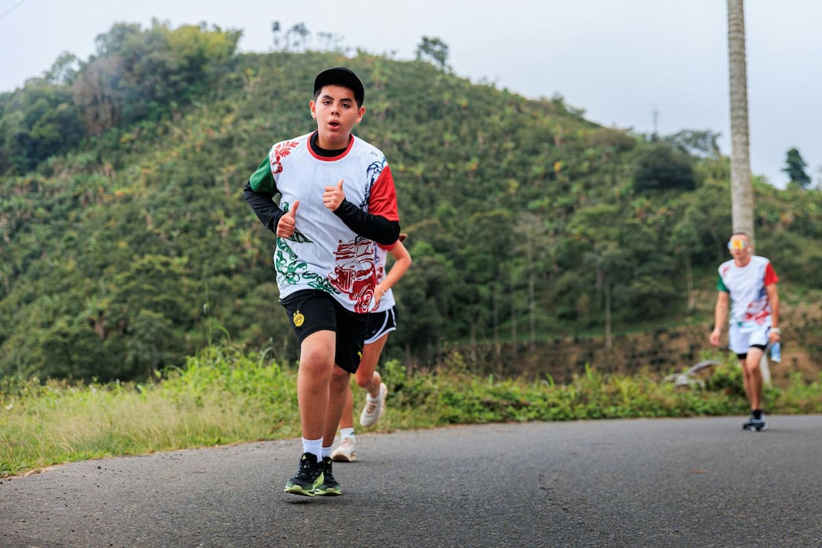 La actividad física constante funciona como un entrenamiento de disciplina que permite a los jóvenes iniciar tareas difíciles sin evitar el esfuerzo, reduciendo el abandono ante el fracaso gracias a la autoeficacia mental