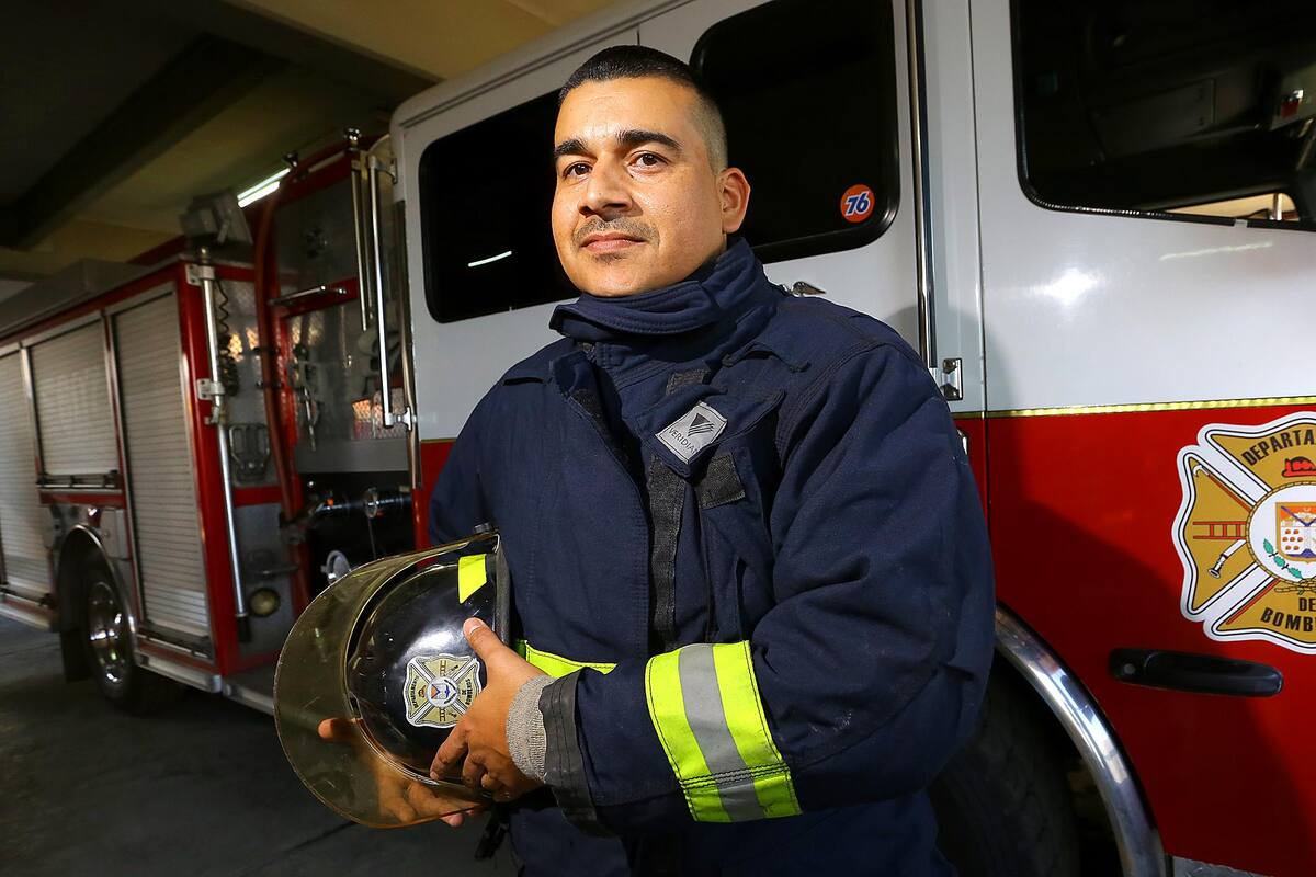 Antepone su deber como bombero al temor al virus