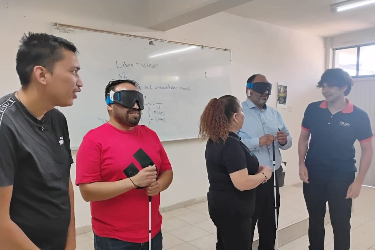 Enseñan en SLRC cómo ayudar correctamente a personas ciegas y entender el “código” del bastón blanco