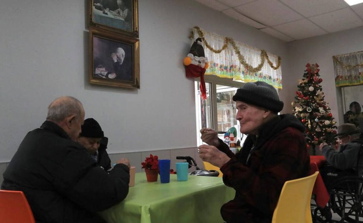 Adultos mayores de Estados Unidos son abandonados por sus familias en asilos de México y enfrentan la dura soledad de las fechas decembrinas. Foto: EFE