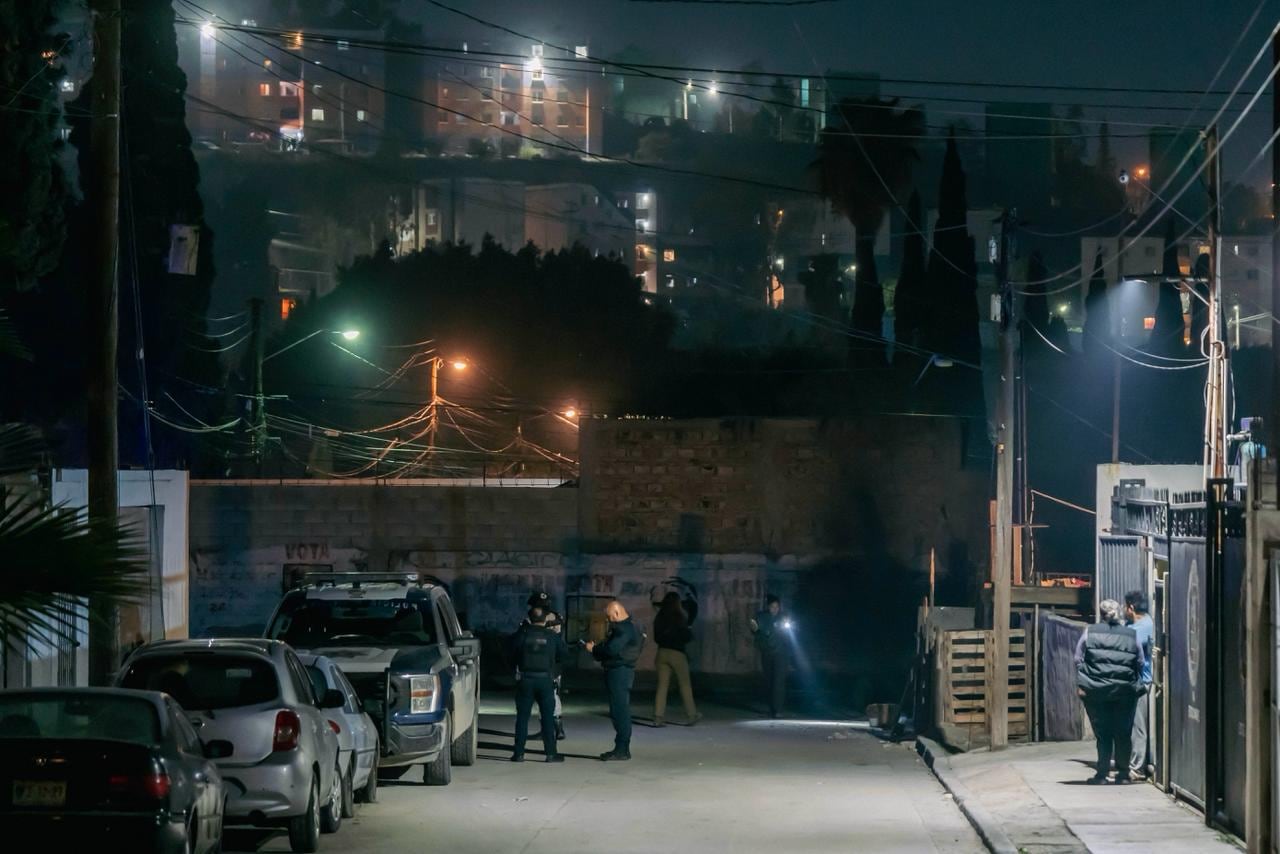 La víctima fue localizada con lesiones por proyectil de arma de fuego dentro de un predio; paramédicos de Cruz Roja intentaron reanimarlo, pero fue declarado sin vida. Foto: Border Zoom