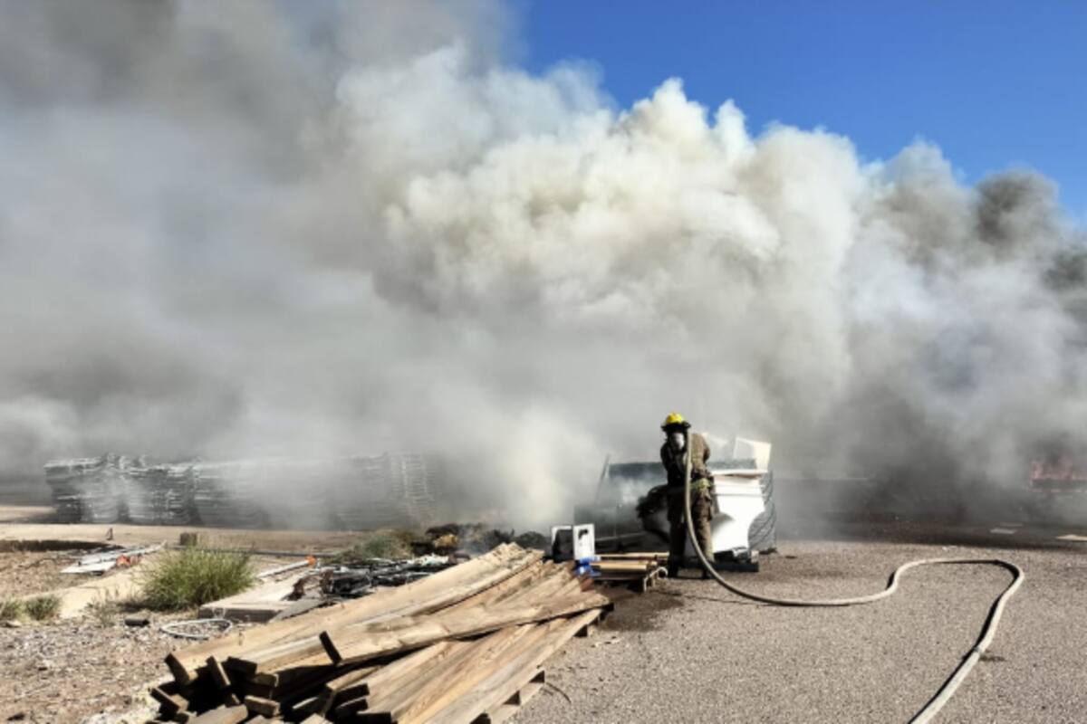 Bomberos controlan incendio en bodega de carnes en carretera a Kino