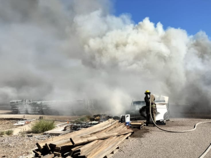 Bomberos controlan incendio en bodega de carnes en carretera a Kino