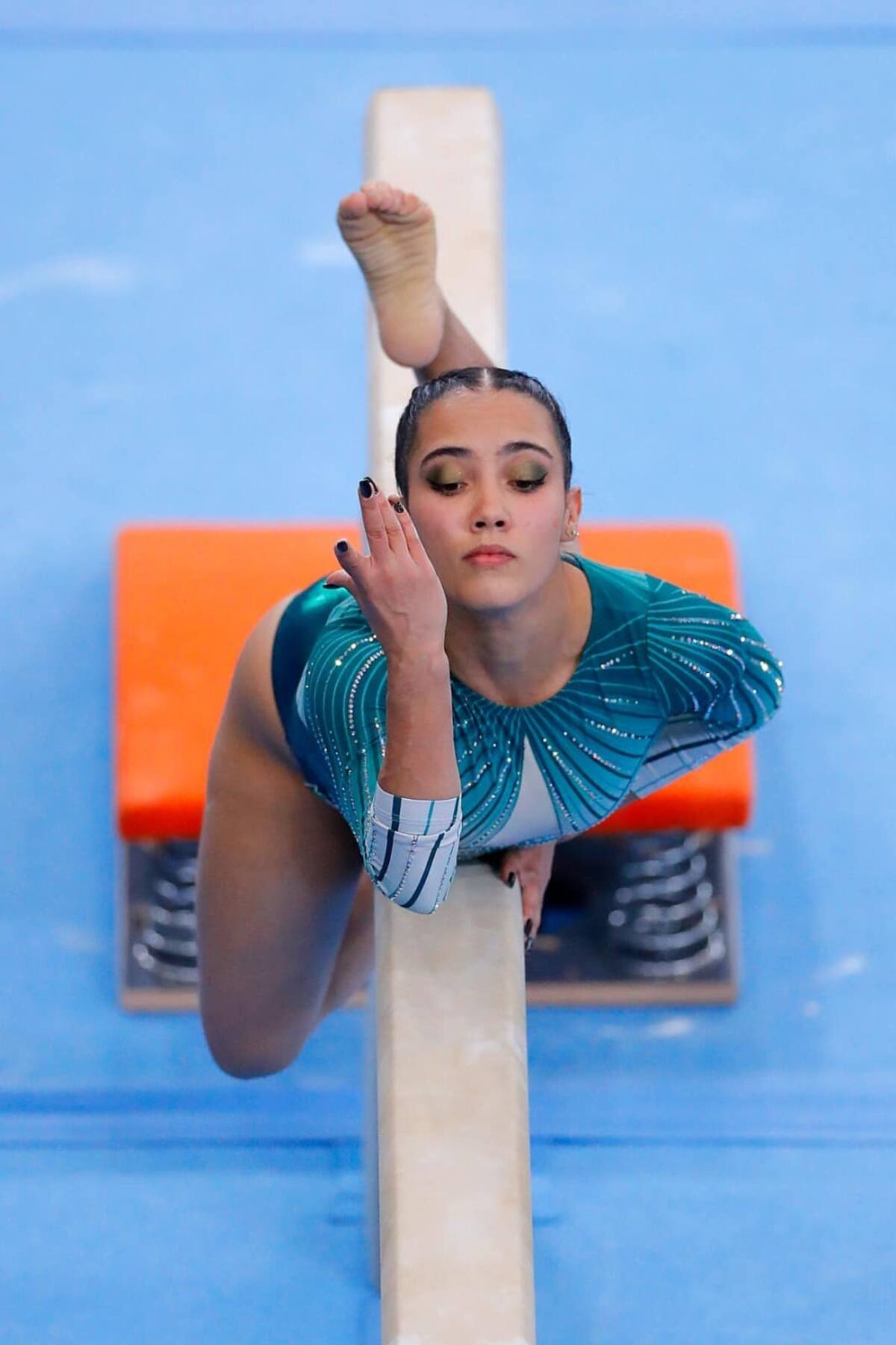Natalia Escalera, medallista de bronce en Santiago 2023 en la prueba salto de caballo, se une al equipo mexicano para esta parada competitiva.