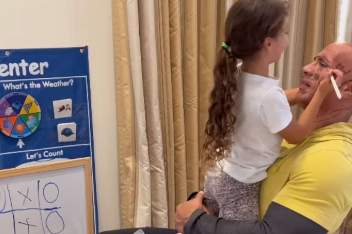 Nuevos "tatuajes": Dwayne Johnson deja que su hija le raye el rostro