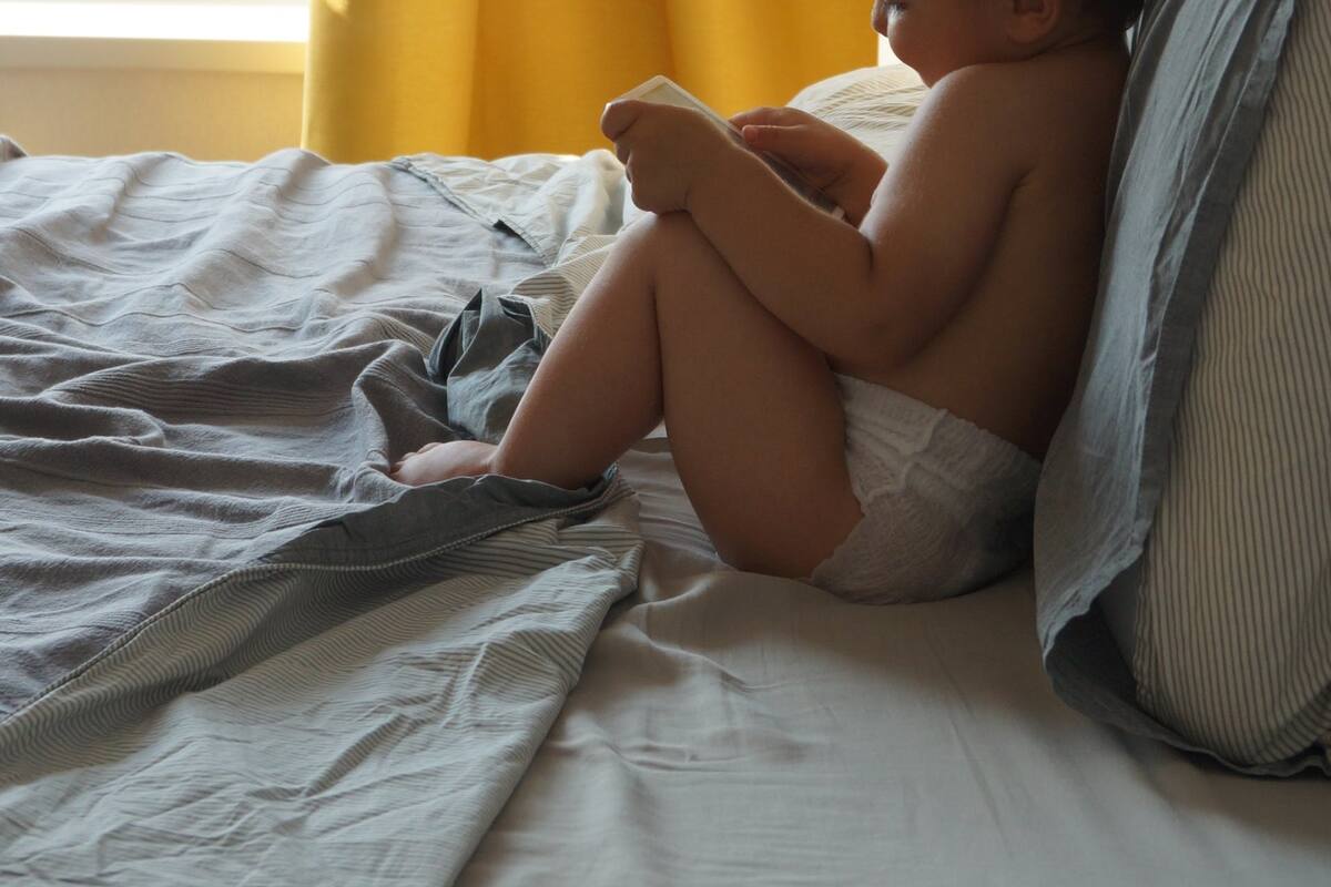 Bebé cae de la cama; médicos dijeron que "no era grave" y muere horas después
