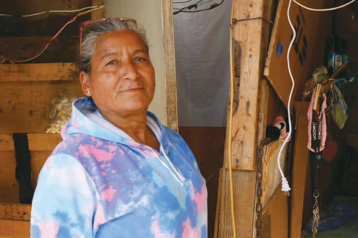 Con tres cobijas y una casa improvisada, María del Carmen y su familia enfrenta las bajas temperaturas en la invasión Mirador al sur de Hermosillo