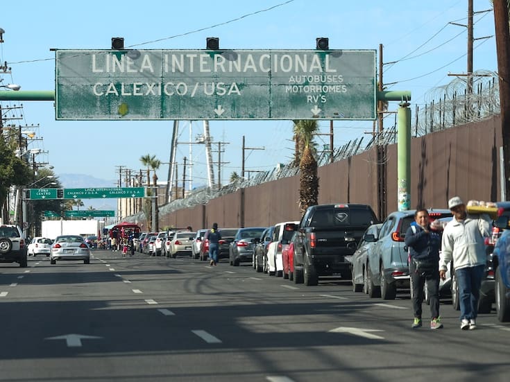 Reportan largas filas este miércoles en las garitas de Mexicali