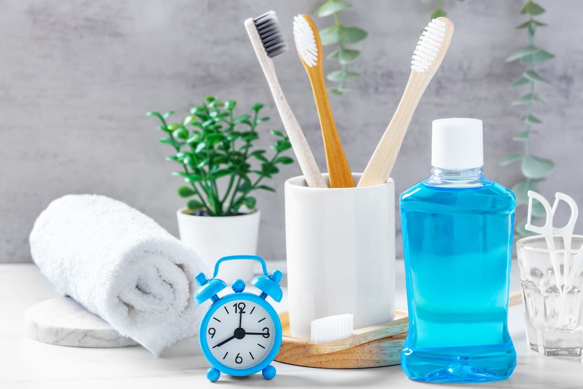 Seguir el orden correcto al limpiar tus dientes reduce las bacterias