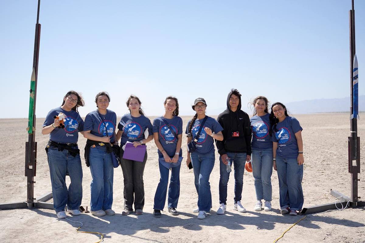 Estudiantes de preparatoria cetys diseñan, crean y lanzan cohete en laguna salada