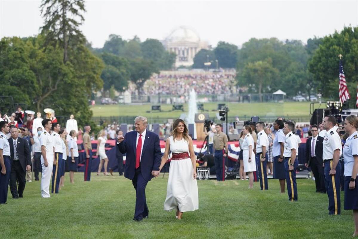 Trump jalea divisiones en EU en acto en Casa Blanca sin distancia social