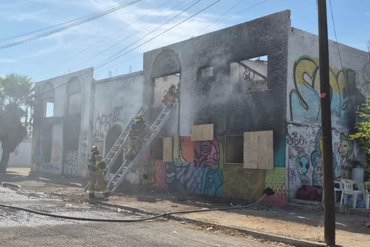 Bomberos de Mexicali entrenan con fuego y humo junto a especialistas de California
