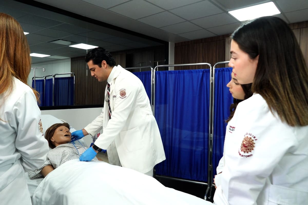 Universidad Xochicalco Campus Tijuana obtiene nuevamente la acreditación nacional e internacional de Medicina