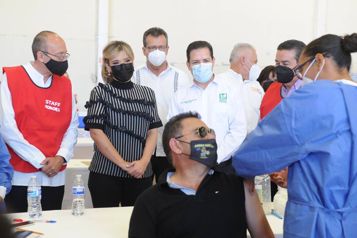 Coronavirus en Sonora: Supervisa Claudia Pavlovich la vacunación de los profesores