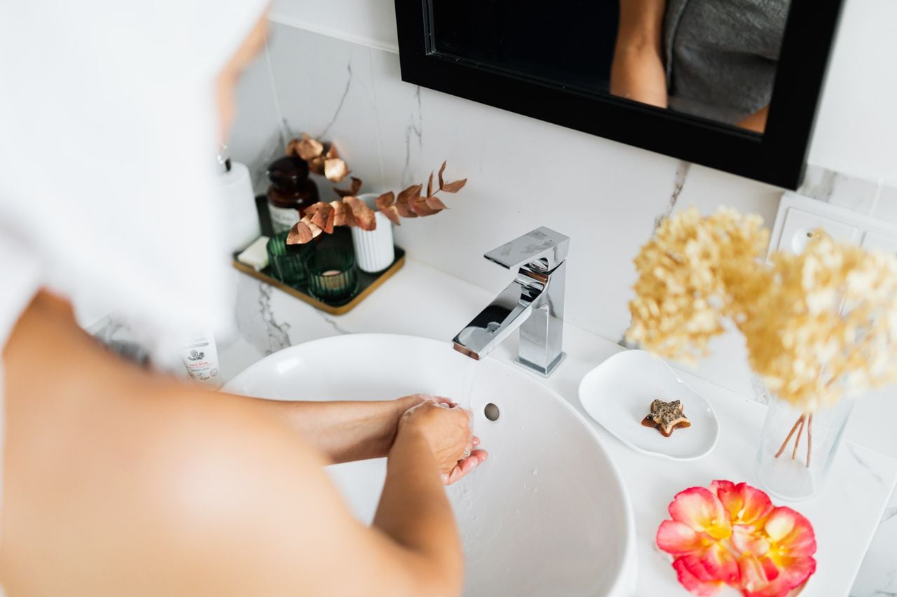Aunque muchas personas relacionan el sarro con un problema de calidad del agua, en realidad se produce por la presencia natural de minerales, principalmente calcio y magnesio. | Foto: Pexels