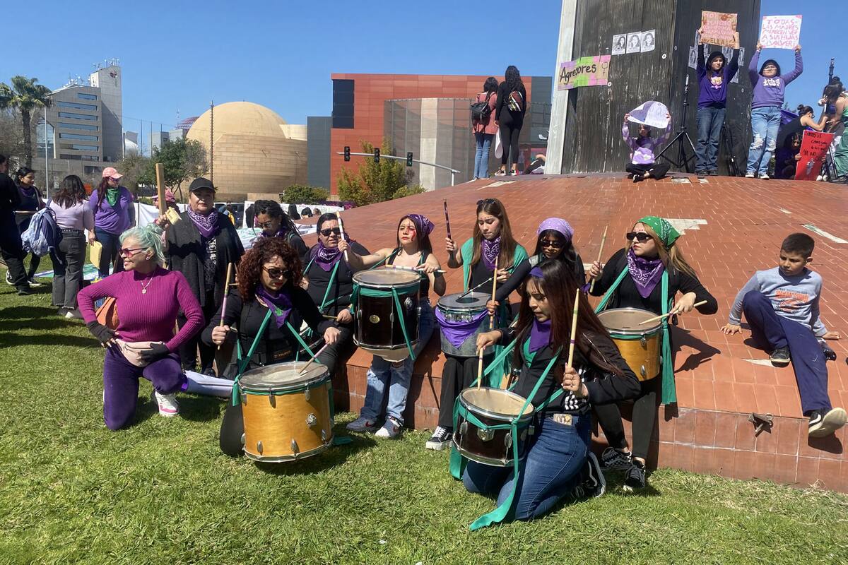 8M: Participan en la marcha al son de tambores y cantos