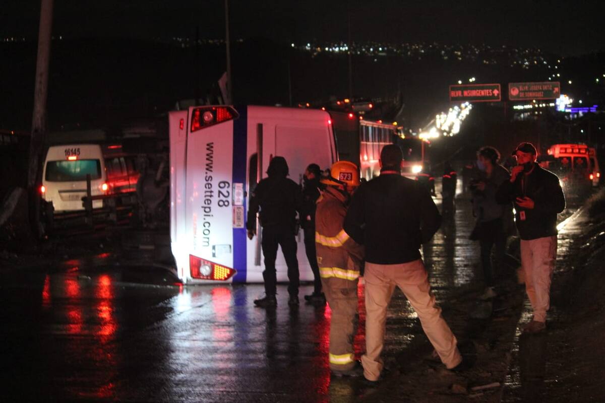 Se vuelca camión de trasporte de personal con más de 40 pasajeros en Tijuana