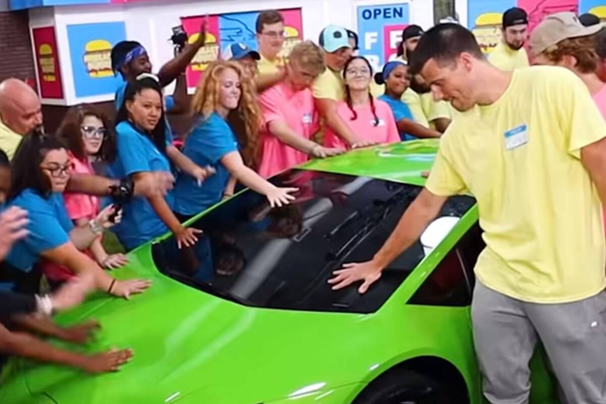 El último en quitar la mano se gana un Lamborghini