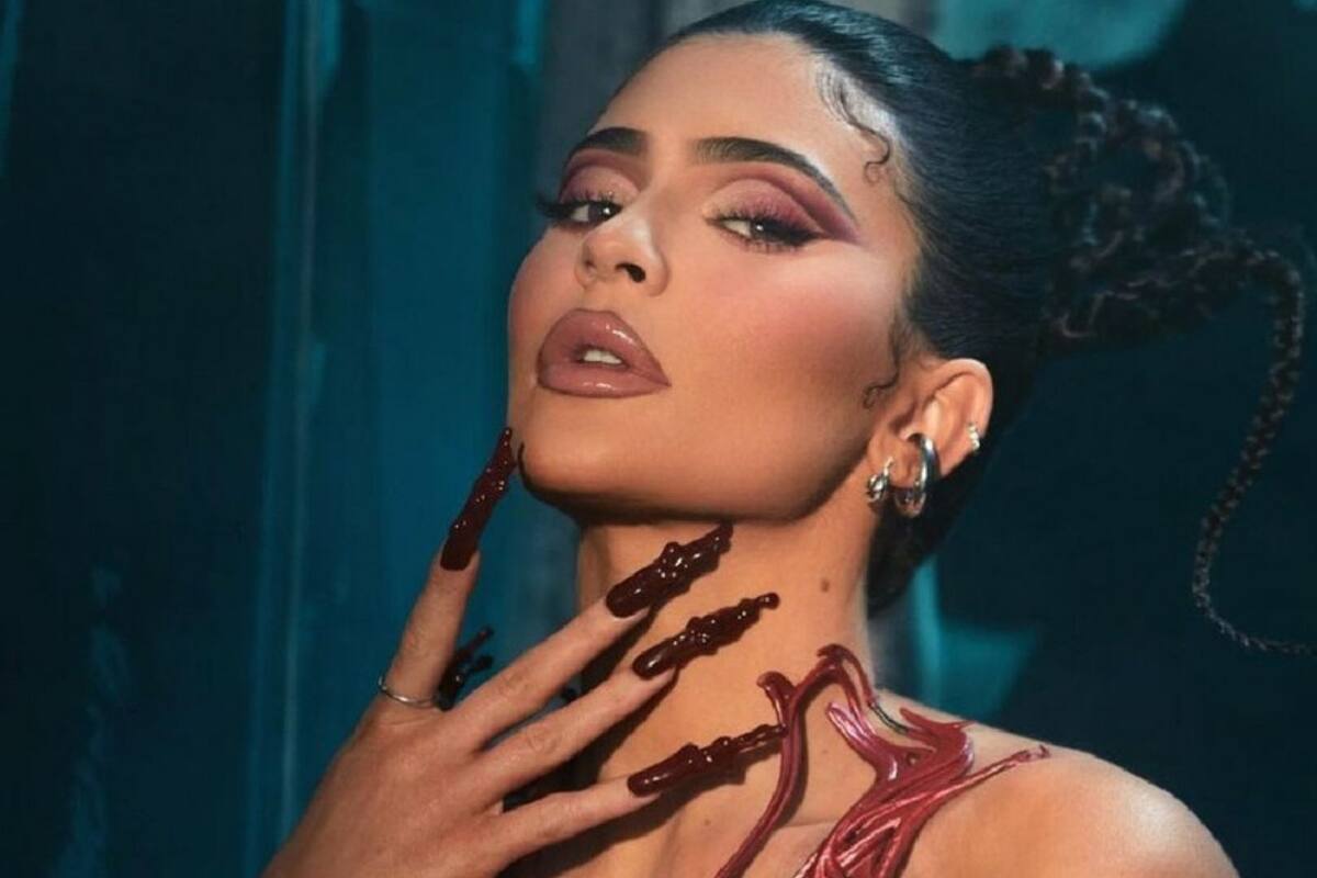 Kylie Jenner presume su embarazo con disfraz de Halloween