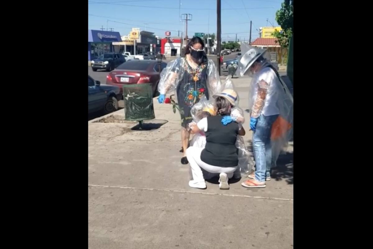 VIDEO: Cubren con plástico a niñas para poder abrazar a su mamá enfermera