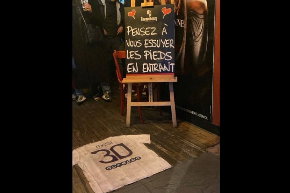 Utilizan camiseta de Messi como tapete para limpiarse los pies en bar de Francia
